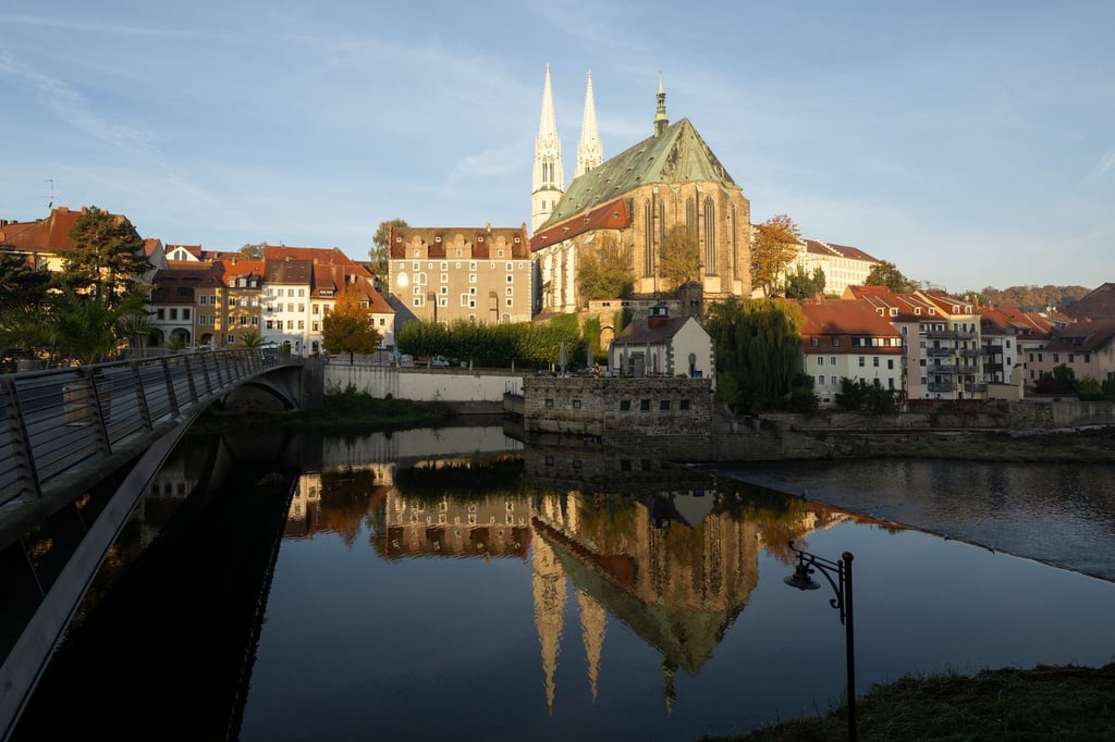 Die Neiße vor der Pfarrkirche St. Peter und Paul in Görlitz. Der Fluss Neiße gab dem Filmfestival im Dreiländereck von Deutschland, Polen und Tschechien den Namen. (Archivbild)