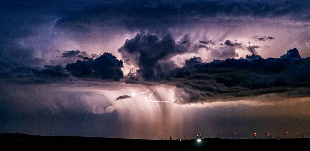 Sven Pollner fotografierte am Abend des 21. April nahe Strummendorf die Fallstreifen des aus einer Gewitterwolke fallenden Regens.