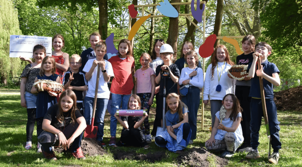 So sieht Vorfreude aus: Der Kinderrat hat sich zur Grundsteinlegung für die Kinderstadt versammelt. Am 13. Juni soll Eröffnung gefeiert werden.