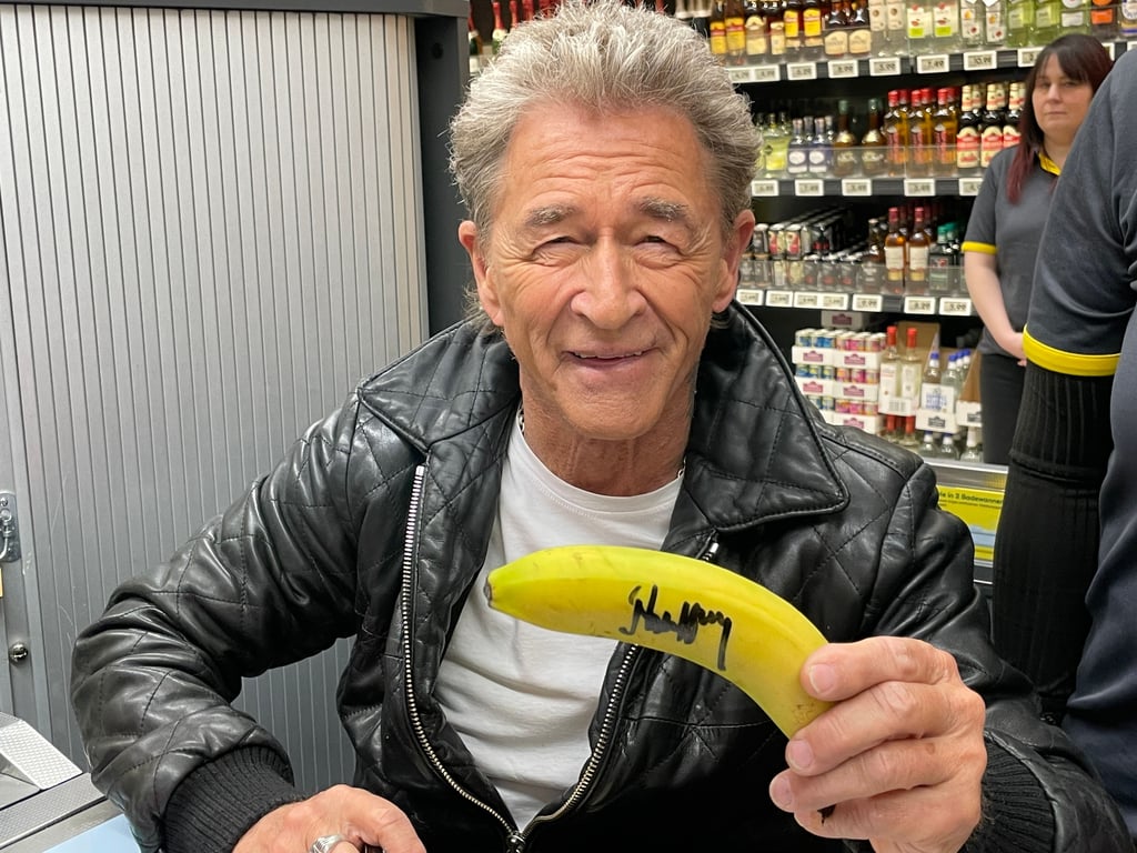 Spaß muss sein: Selbst auf eine Banane hat sich eine Kundin ein Autogramm von Peter Maffay geben lassen.