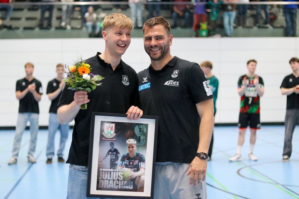 Julius Drachau freute sich über die schöne Verabschiedung – und SCM-Trainer Christoph Theuerkauf freute sich mit ihm.