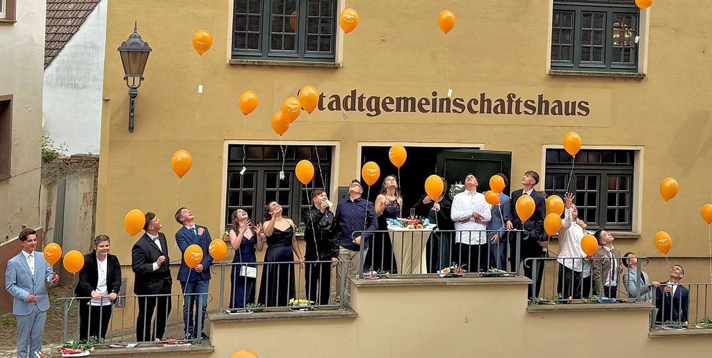 Nach der Feierstunde lassen die Jugendlichen einen Luftballon mit ihren Wünschen in den Himmel steigen.