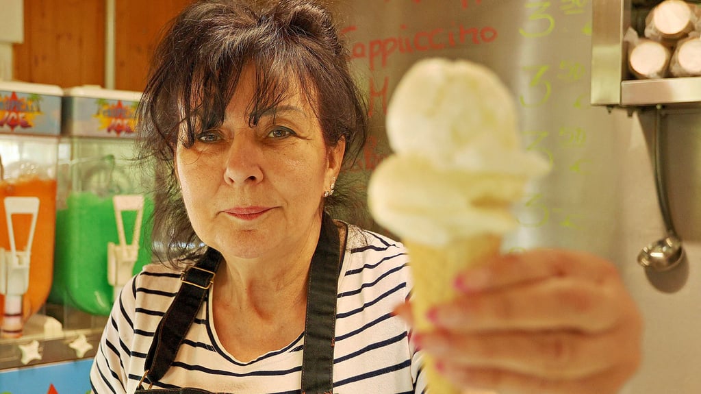 Petra Schuster in ihrem Imbiss auf dem Abenteuerspielplatz.