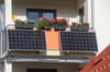 Sommer vorm Balkon - und Strom dazu. Balkonkraftwerke boomen.