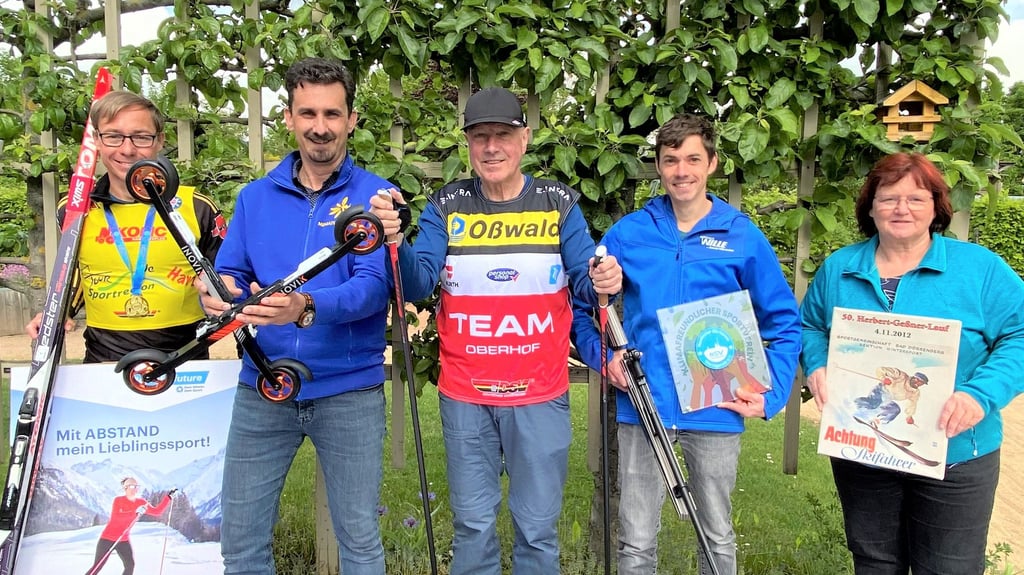 Freuen sich auf den Tag des Skisports in Wernigerode: Bürgerpark-Chef Andreas Meling (zweiter von links), die Wintersportler Thomas Hedderich, Rüdiger Ganske und Thomas Kühmann sowie Skiverband-Geschäftsführerin Katrin Fischer (von links).