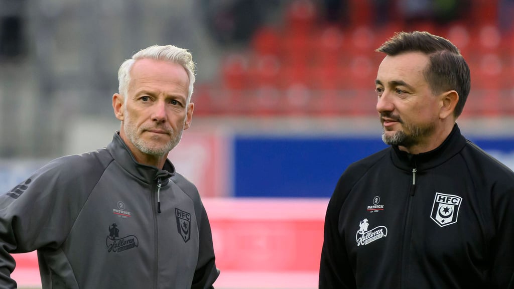 Trainer Mark Zimmermann (l.) und Sportchef Daniel Meyer erhoffen sich von den Zugängen mehr Torgefahr.