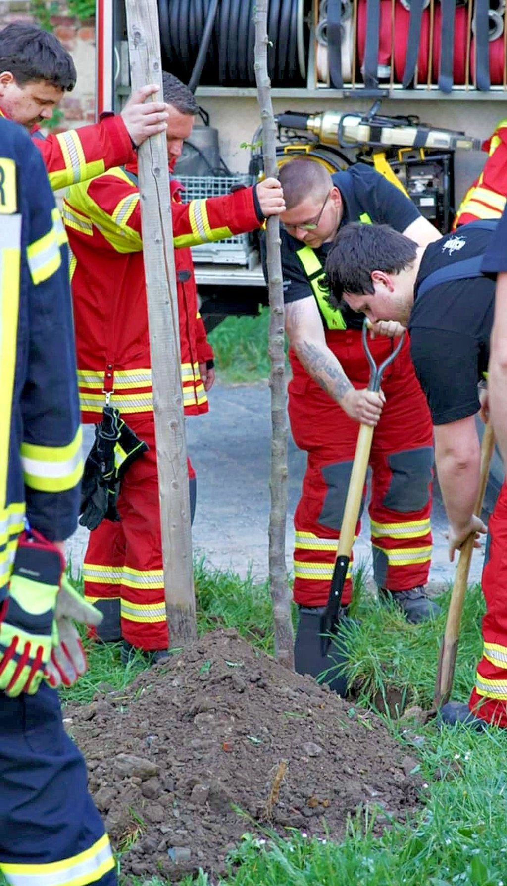 Die Hoymer Feuerwehrleute pflanzen eine Hopfenbuche auf dem Areal ihres Depots. Dazu herausgefordert haben sie Sonneberger Kameraden über die sogenannte Baumpflanz-Challenge. Die haben die Seeländer damit erfolgreich bestanden.