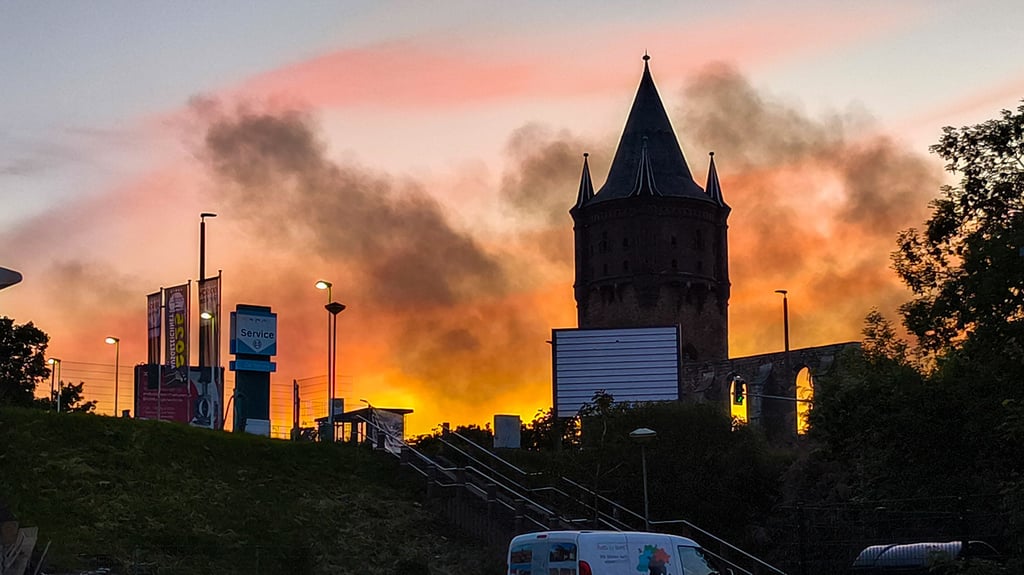 In Merseburg zogen am Abend schwarze Rauchwolken in den Himmel. Grund dafür war ein Gebäudebrand.
