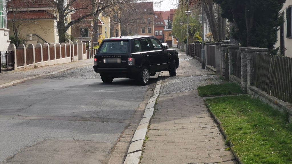 Nich zu übersehen: Schwere Fahrzeuge setzen den Gehwegen in Halberstadt ganz schön zu.