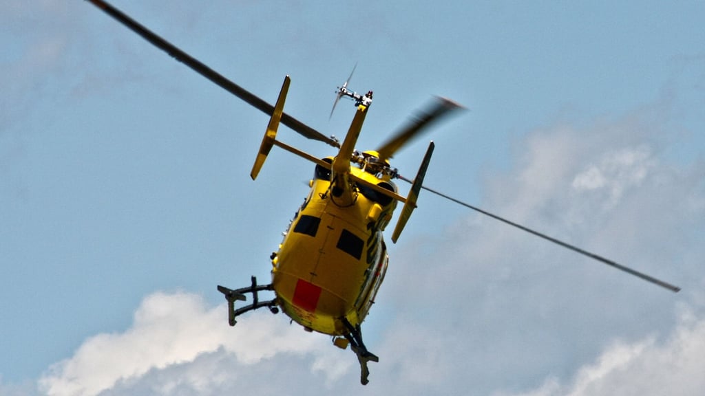 Ein Rettungshubschrauber ist auf der L159n im Einsatz. Dort hat es bei Benkendorf einen Unfall gegeben.