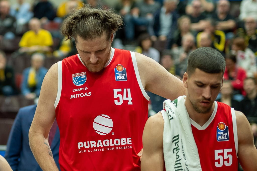 John Bryant (l.) und Aleksa Kovacevic sind enttäuscht.