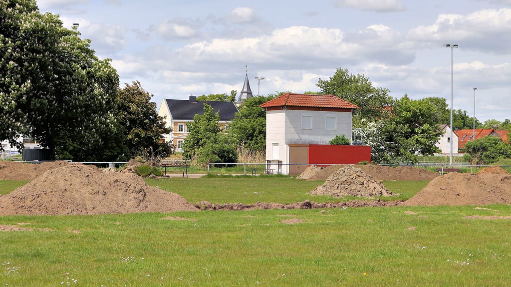 Das Fußballfeld am Anger in Barleben wird Mitte Mai komplett umgestaltet. Mit dem bereits bestehenden Kunstrasenplatz wird das Areal zum Barleber Sportkomplex.