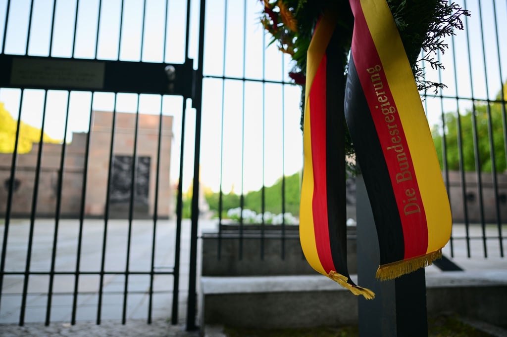 Der Kranz der Bundesregierung steht vor dem Eingang des sowjetischen Ehrenmals in der Schönholzer Heide.