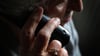Per Telefon schwatzen Firmen Pflegebedürftigen oder ihren Angehörigen teure Produkte oder Kurse auf. Abgerechnet wird dann mit der Pflegekasse. Aktuell häufen sich die Anrufe in Sachsen-Anhalt, wie die Verbraucherzentrale sagt.
