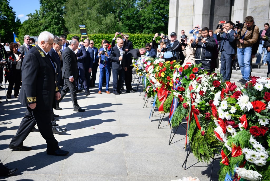 Der russische Botschafter Netschajew legt am Sowjetischen Ehrenmal in Berlin-Tiergarten einen Kranz nieder.
