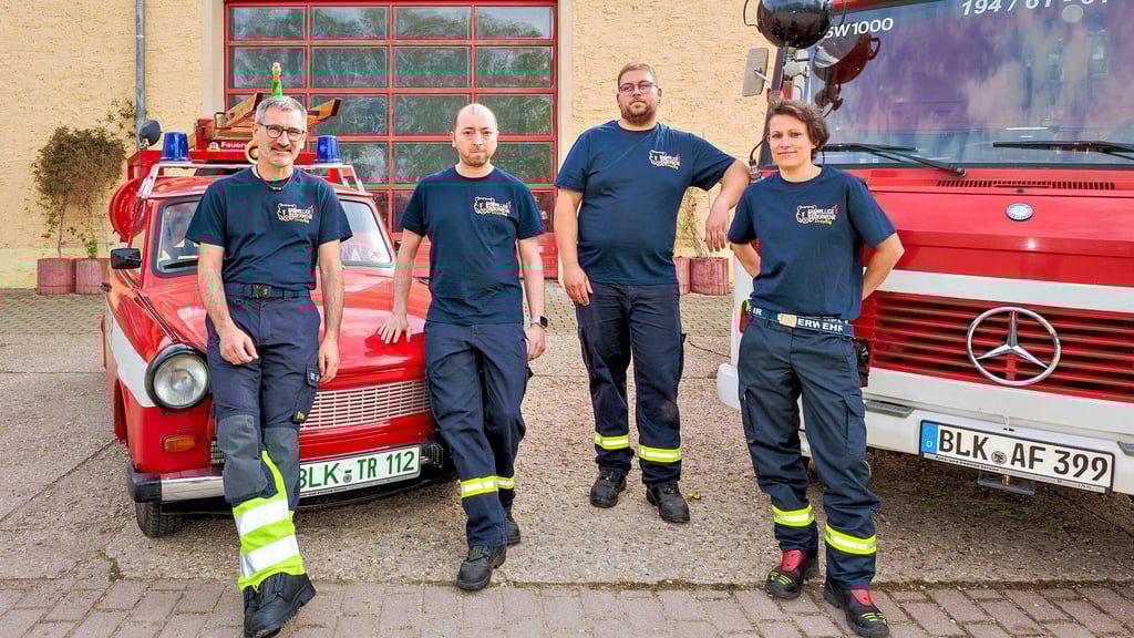 Die Mitlieder der Feuerwehr Droyßig Marcus Hollmann, Stefan Schaffer, Eric Wittow, Bianka Schwiers (v.l.n.r. ) mit „Einsatztrabi“