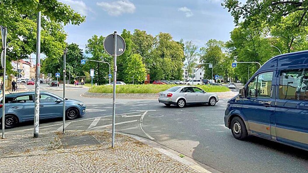 Die Einfahrten aus Weberstraße und Kalkstraße in den Kreisverkehr liegen sehr eng nebeneinander. Da wartet man in der Kalkstraße meist freiwllig länger.