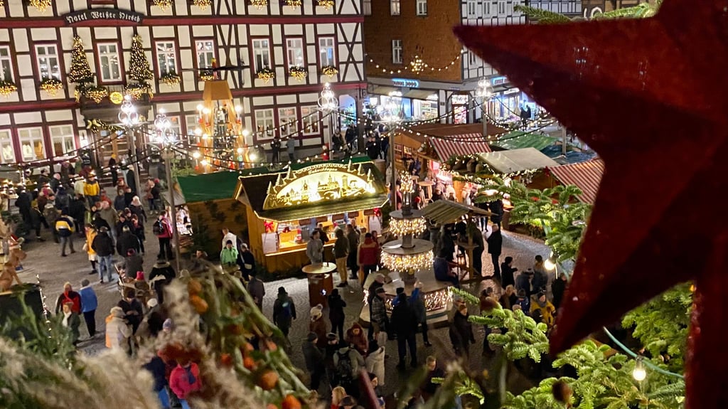 Der Weihnachtsmarkt in Wernigerode zieht jedes Jahr zehntausende Besucher in die Harz-Stadt, wird bereits vor Totensonntag eröffnet.