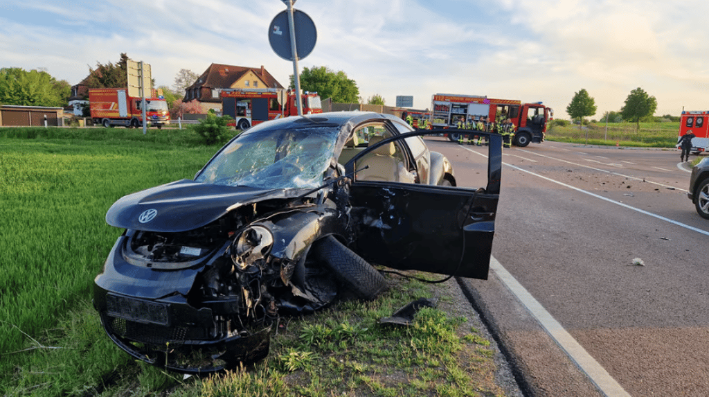 Eine Autofahrerin ist bei Halle bei einem Unfall mit einem Bus schwer verletzt worden.