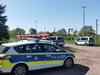 Mehrere Einsatzkräfte der Bundespolizei formieren sich an einer Bahn in der Brauerreistraße in Magdeburg-Buckau.