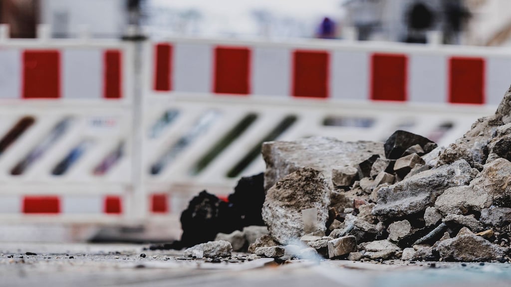 IMAGO/G88ZC471h56GU78p28a6i48Rcd6 Pendler in Richtung Magdeburg müssen durch eine Baustelle in Zerbst ab Montag, 12. Mai, mehr Zeit einplanen. Geplant ist eine Vollsperrung in der Magdeburger Straße zwischen Einmündung Grüner Straße und der Zufahrt zur Tankstelle am Ortsausgang. Die Umleitung erfolgt durch ein Gewerbe- und ein Wohngebiet. Auch Lkw und Busse müssen sich über die Umleitungsstrecke quälen, auf welcher die erlaubte Geschwindigkeit für die Dauer der Bauarbeiten auf 30 km/h verringert wird. Vor allem zu Stoßzeiten ist da Geduld gefordert. Die Sperrung ist bis zum 23. Mai geplant.In den zwei Wochen wird in Zerbst ein 320 Meter langer Abschnitt der B184 saniertIn den zwei Wochen wird in Zerbst ein 320 Meter langer Abschnitt der B184 saniert. Geplant ist, die „stark geschädigte Asphaltdecke“ abzufräsen und wieder neu aufzubauen, so ein Sprecher vom Ministerium für Infrastruktur und Digitales in Magdeburg. Stellenweise werde es erforderlich sein, auch die tieferliegende Asphaltbindeschicht zu erneuern. Darüber hinaus sei vorgesehen, defekte Borde und Straßenabläufe durch neue zu ersetzen. Die Kosten der Instandsetzungsmaßnahme in Höhe von knapp 110.000 Euro trägt das Land Sachsen-Anhalt.Es wird womöglich nicht die einzige Baumaßnahme an der B 184 bleiben. So hatte eine „Volksstimme“-Nachfrage Ende 2024 ergeben, dass die Fahrbahndecke zwischen Alter Teich und Dornburger Platz ebenfalls saniert werden soll. Der damalige Zeitplan sah eine Realisierung im zweiten Halbjahr 2025 vor.
