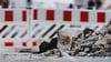<source>IMAGO/<sha1>G88ZC471h56GU78p28a6i48Rcd6</sha1><p> Pendler in Richtung Magdeburg müssen durch eine Baustelle in Zerbst ab Montag, 12. Mai, mehr Zeit einplanen. Geplant ist eine  Vollsperrung in der Magdeburger Straße zwischen Einmündung Grüner Straße und der Zufahrt zur Tankstelle am Ortsausgang.</p><p> Die Umleitung erfolgt durch ein Gewerbe- und ein Wohngebiet. Auch Lkw und Busse müssen sich über die Umleitungsstrecke quälen, auf welcher die erlaubte Geschwindigkeit für die Dauer der Bauarbeiten auf 30 km/h verringert wird. Vor allem zu Stoßzeiten ist da  Geduld gefordert. Die Sperrung ist bis zum 23. Mai geplant.</p><h2>In den zwei Wochen wird in Zerbst ein 320 Meter langer Abschnitt der B184 saniert</h2><p>In den zwei Wochen wird in Zerbst ein 320 Meter langer Abschnitt der B184 saniert. Geplant ist,  die „stark geschädigte Asphaltdecke“ abzufräsen und wieder neu aufzubauen, so ein Sprecher vom Ministerium für Infrastruktur und Digitales in Magdeburg. Stellenweise werde es erforderlich sein, auch die tieferliegende Asphaltbindeschicht zu erneuern. Darüber hinaus sei vorgesehen, defekte Borde und Straßenabläufe durch neue zu ersetzen. Die Kosten der  Instandsetzungsmaßnahme in Höhe von knapp 110.000 Euro  trägt das Land Sachsen-Anhalt.</p><p>Es wird womöglich nicht die einzige Baumaßnahme an der B 184 bleiben. So hatte eine „Volksstimme“-Nachfrage Ende 2024 ergeben, dass die Fahrbahndecke zwischen Alter Teich und Dornburger Platz ebenfalls saniert werden soll. Der damalige Zeitplan sah eine Realisierung im zweiten Halbjahr 2025 vor. </p>