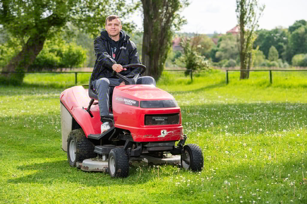 Daniel Grune pflegt den idyllisch nahe der Unstrut gelegenen Fußballplatz des SV Burgscheidungen, der vor fünf Jahren 19 Meter schmaler gemacht worden ist, mit dem eigenen Rasentraktor.