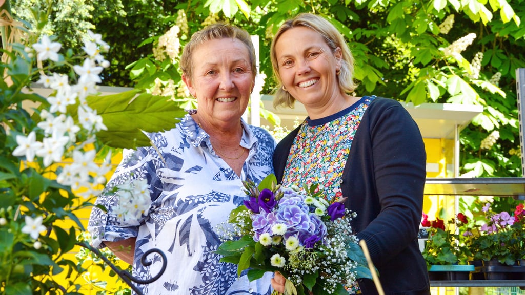 Petra Hammann (links) ist Blumenprofi. Tochter Jane Venus hat das Geschäft vor zwei Jahren übernommen und betreibt den Blumenladen jetzt in dritter Generation. Der Muttertag zählt inzwischen mit zum wichtigsten Jahres-Geschäft.