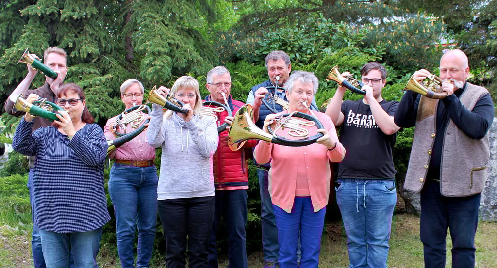 Die Jagdhornbläser üben jede Woche für den Landeswettbewerb. Zur Gruppe gehören (v.l.n.r.): Frank Mahlert, Astrid Kniep, Sabine Fischer, Claudia Dohse, Winfried Panzner, Andreas Müller, Gisela Weber, Dennis Kniep und Fred Scheiter, der musikalische Leiter.