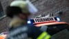 Die Feuerwehr löscht über mehrere Stunden den brennenden Dachstuhl des Hauses. (Symbolbild)