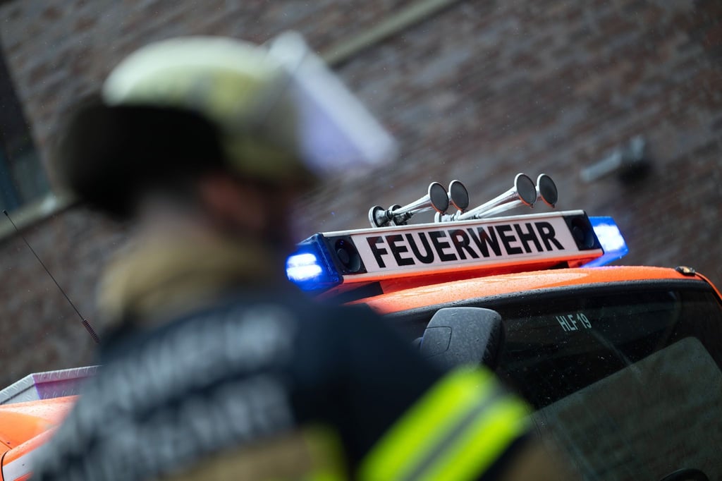 Die Feuerwehr löscht über mehrere Stunden den brennenden Dachstuhl des Hauses. (Symbolbild)