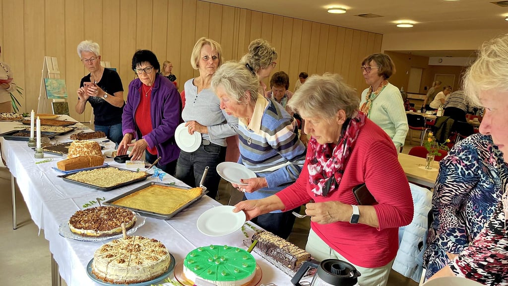 Die Gäste des Nachmittags bewundern das opulenten Kuchenbüfett.