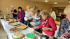 Die Gäste des Nachmittags bewundern das opulenten Kuchenbüfett.