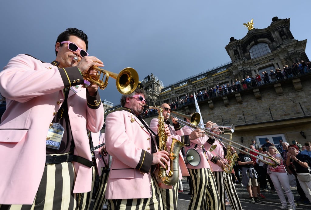 Die Straßenparade zum Abschluss des Dresdner Dixieland Festivals ist einer der Höhepunkte des Spektakel. (Archivbild)