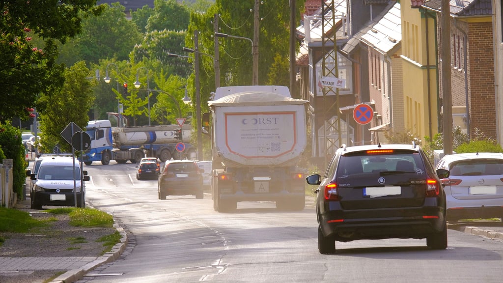 Die vielbefahrene Michaelsteiner Straße in Blankenburg am Morgen. Anwohner klagen dort besonders über den Lkw-Verkehr. Demnächst steht die Sanierung der B81 an.