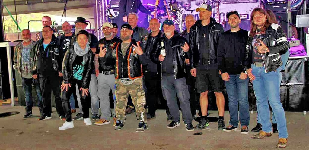 „Biker zeigen Herz für Kinder“ haben zum Benefizkonzert geladen – hier der Verein und die Musiker.