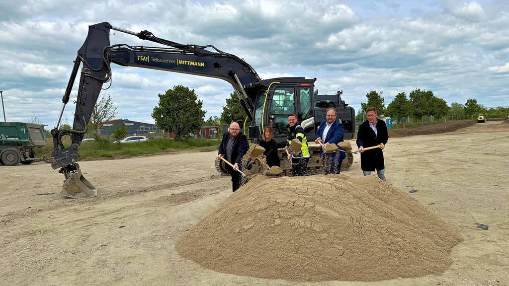 Jan Ortmann, Adelheid Reiche, Zörbis Bürgermeister Matthias Egert, Markus Seidler und Marcus Westphal (v.l.) greifen zum Spaten.