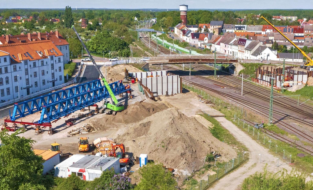 Die Behelfsbrücke für die marode Zerbster Brücke auf der B184 (Mitte hinten) wird in unmittelbarer Nähe des Standortes zusammengebaut.