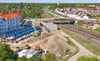 Die Behelfsbrücke für die marode Zerbster Brücke  auf der B184 (Mitte hinten) wird in unmittelbarer Nähe des Standortes zusammengebaut. 