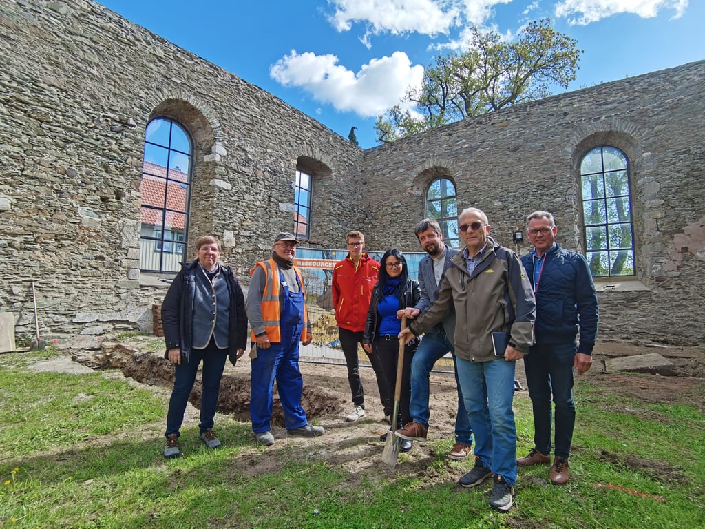 Symbolischer Spatenstich zum entscheidenden Bauabschnitt in der Kirche Hüttenrode: dem Schachten des Fundaments als Voraussetzung für die spätere Dachkonstruktion. Mit dabei (von links) Planerin Gitta Lüdicke, Grabungstechniker Carsten Schmieder, Bauleiter Lukas Paulix, Andrea Kretschmer (Kirchengemeinde), Pfarrer Karsten Höpting sowie Andreas Flügel und Frank Wieckert vom Förderverein Kirche in Hüttenrode.