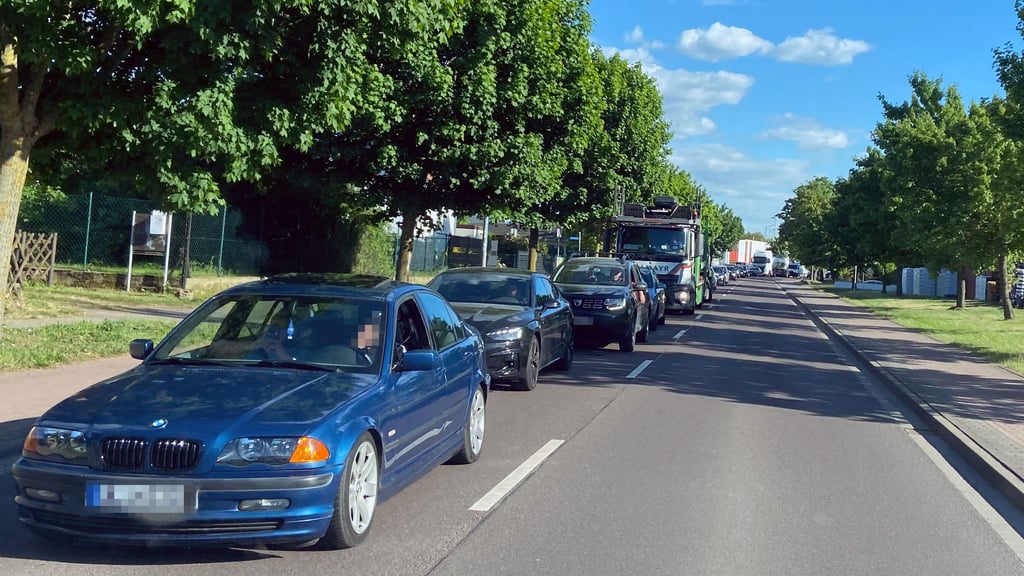 Die Fahrzeuge stauen sich auf Burgs Straßen. Sie sind von der A2 abgefahren.