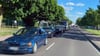 Die Fahrzeuge stauen sich auf Burgs Straßen. Sie sind von der A2 abgefahren.