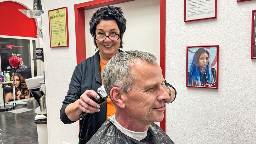 Meisterin Marina Karch frisiert Sven Emmerich im Salon der „Haarwelten“ in Leuna. Auch dieser Betrieb spürt den Mangel an Fachkräften deutlich – Bewerbungen für Ausbildungsplätze blieben in diesem Jahr komplett aus.