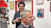 Meisterin Marina Karch frisiert Sven Emmerich im Salon der „Haarwelten“ in Leuna. Auch dieser Betrieb spürt den Mangel an Fachkräften deutlich – Bewerbungen für Ausbildungsplätze blieben in diesem Jahr komplett aus. 