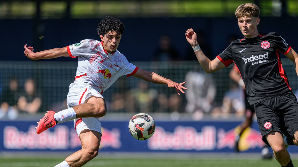 Abdul Baki Al Khalaf (l.) im U19-Achtelfinale gegen Eintracht Frankfurt, wo RB bereits ausgeschieden ist.