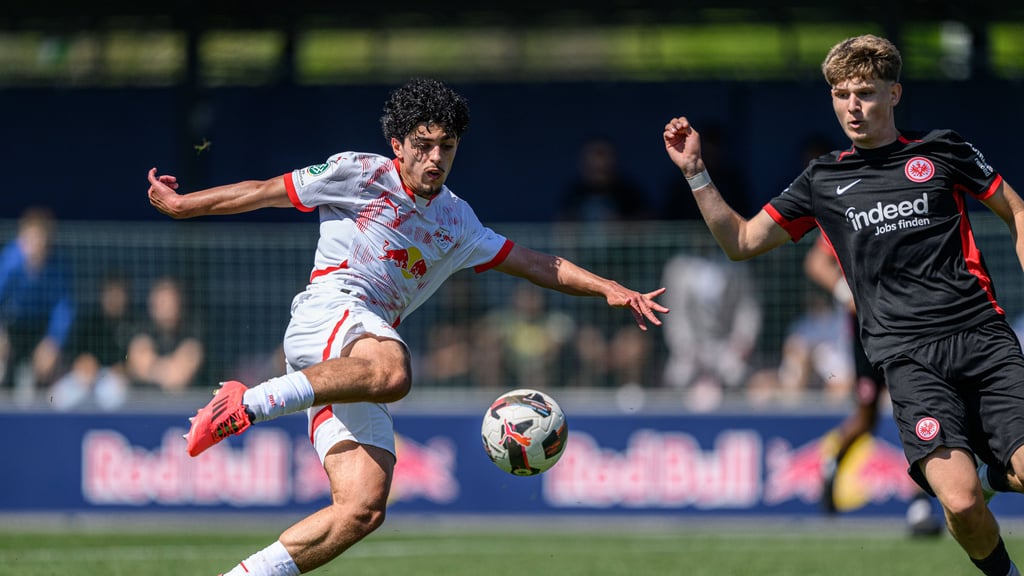 Abdul Baki Al Khalaf (l.) im U19-Achtelfinale gegen Eintracht Frankfurt, wo RB bereits ausgeschieden ist.