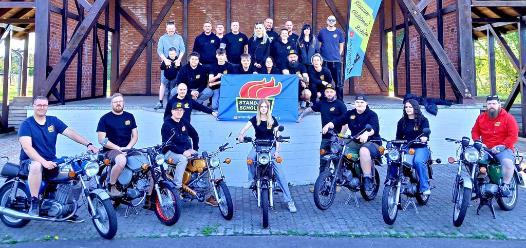 Mitglieder des Vereins Standjass haben sich mit ihren Fahrzeugen auf dem Festplatz in Schollene zur Vorbereitung des 8. Oldtimer-Treffens eingefunden.