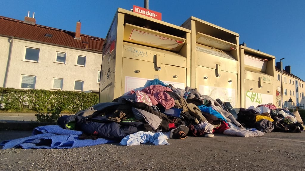 Müllberge wie dieser türmen sich vor vielen Altkleider-Containern an Supermärkten in Wernigerode auf.