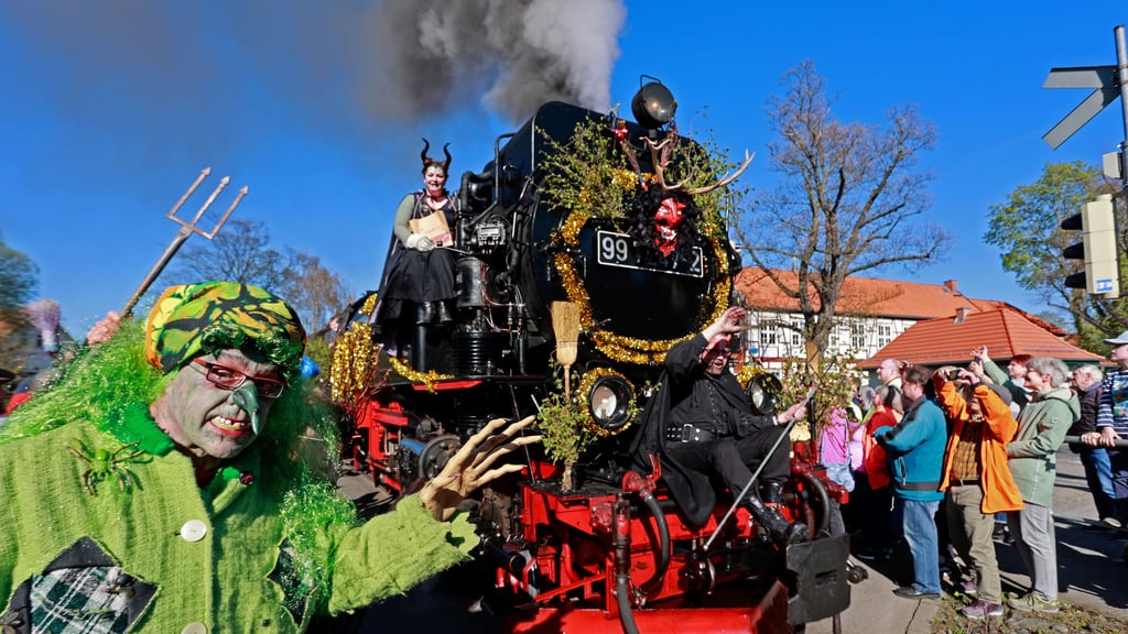 Der als Hexenexpress bekannte Walpurgiszug von Wernigerode nach Schierke lockt Jahr für Jahr viele Schaulustige an die Strecke der Harzer Schmalspurbahnen.