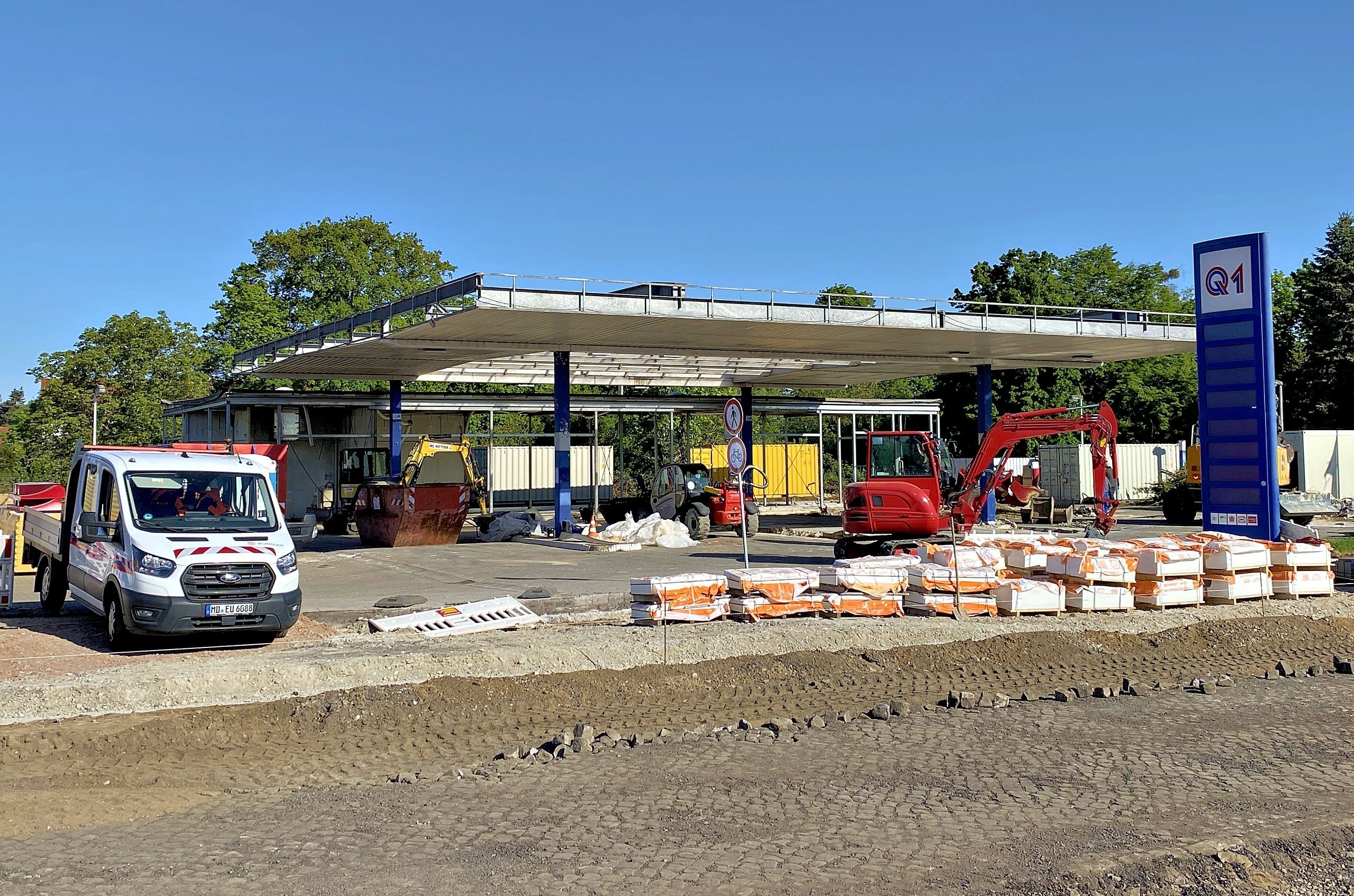 Baustelle in Möser: Bistro und Ladepunkt: Wie die Tankstelle in Möser renoviert wird